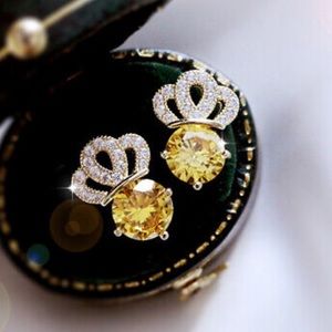 NWT 18k yellow gold plated CUte Stud Earrings